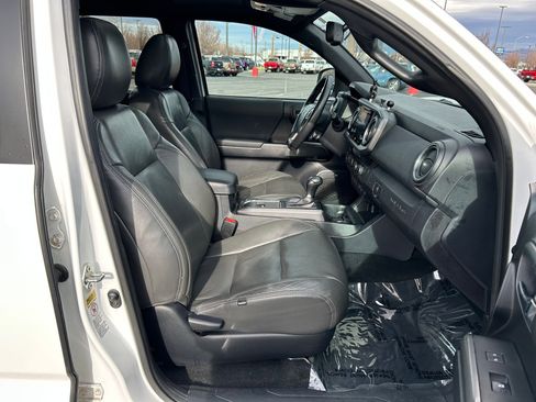 Used 2017 Toyota Tacoma TRD Sport image 28