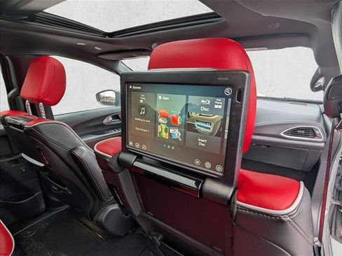 Used 2021 Chrysler Pacifica Limited w/ Uconnect Theater Family Group image 23