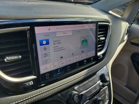 Used 2023 Chrysler Pacifica Touring-L FWD image 22