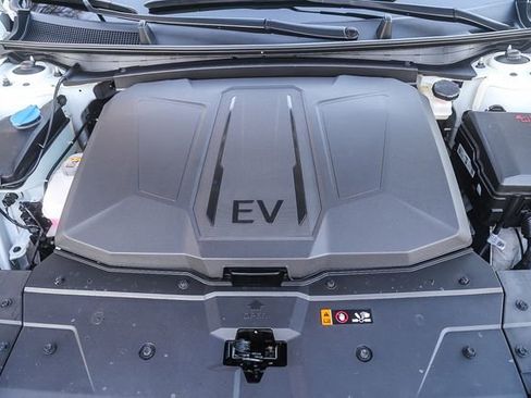 Certified 2025 Hyundai Ioniq 5 SE image 29