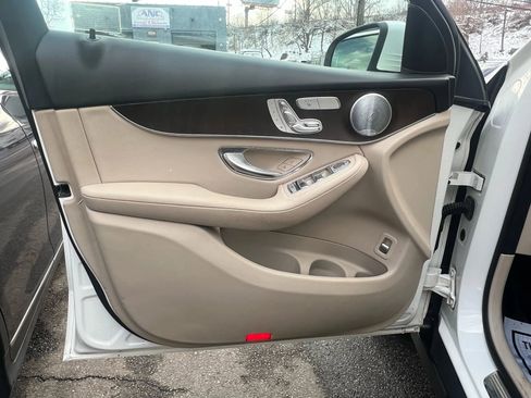 Used 2019 Mercedes-Benz GLC 300 4MATIC w/ Premium Package image 22