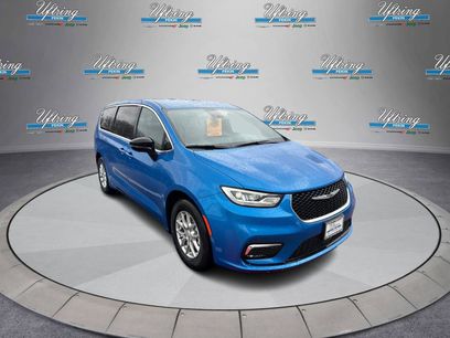 New 2026 Chrysler Pacifica Select