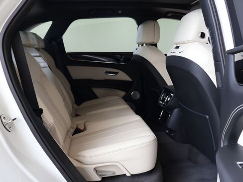 Used 2024 Bentley Bentayga AWD/4WD image 20