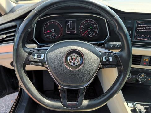 Used 2019 Volkswagen Jetta SE w/ Cold Weather Package FWD image 18