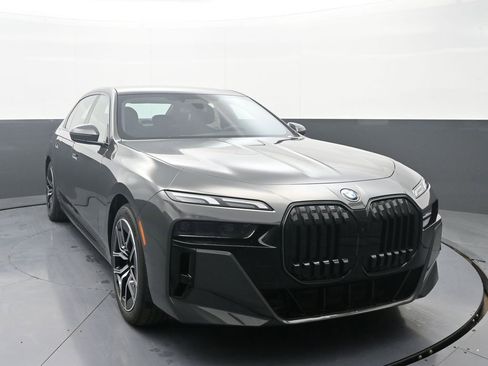 New 2026 BMW 750e xDrive AWD/4WD image 2