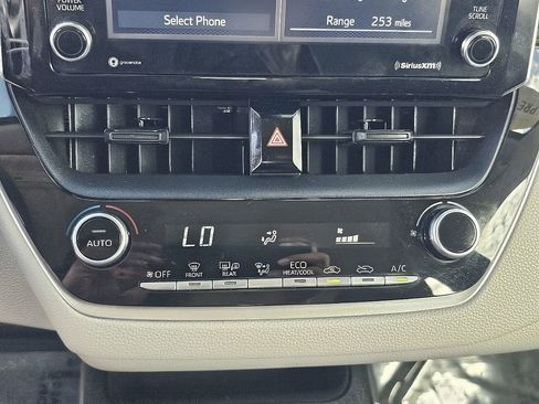 Used 2021 Toyota Corolla LE image 29