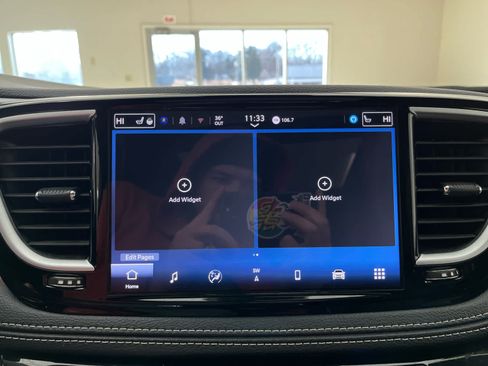 Used 2025 Chrysler Pacifica Limited FWD image 32