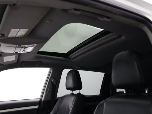 Used 2019 Toyota Highlander XLE AWD/4WD image 16