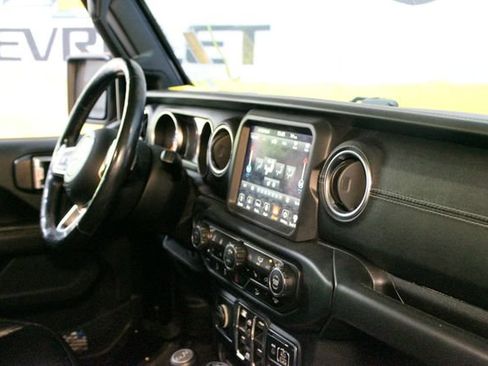 Used 2019 Jeep Wrangler Unlimited Sahara w/ Uconnect 4C Nav & Sound Group AWD/4WD image 10