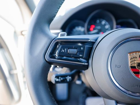 Certified 2025 Porsche Macan image 17