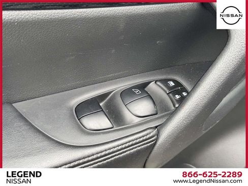 Used 2018 Nissan Rogue SL w/ Premium Package image 16