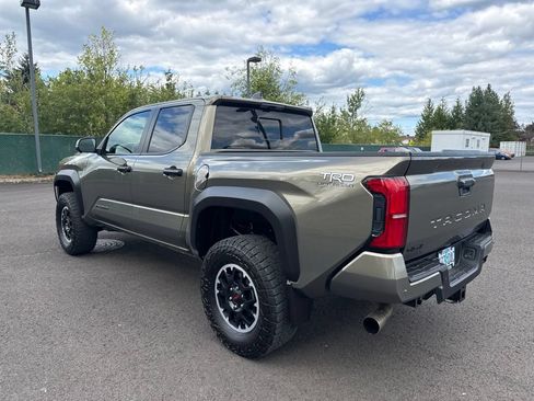 Used 2024 Toyota Tacoma TRD Off-Road w/ TRD Off Road Premium Package AWD/4WD image 5