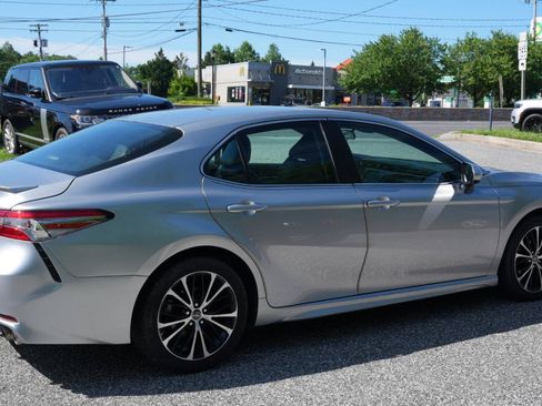 Used 2018 Toyota Camry SE w/ Moonroof Package FWD image 3