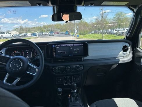 Used 2025 Jeep Wrangler Sahara image 5