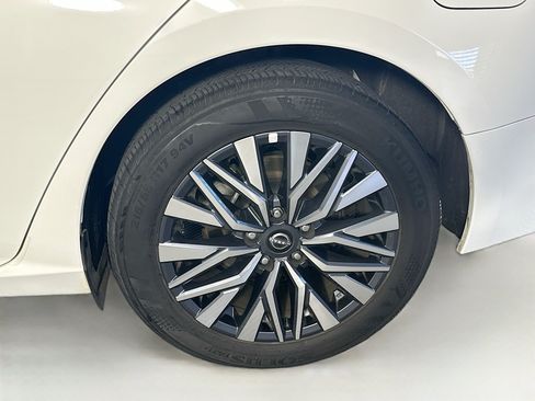 Used 2025 Nissan Altima 2.5 SV FWD image 11