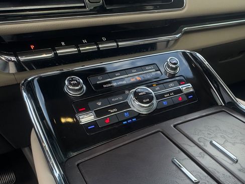 Used 2024 Lincoln Navigator L Reserve image 11