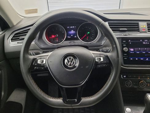 Used 2021 Volkswagen Tiguan SE w/ Panoramic Sunroof Package image 22