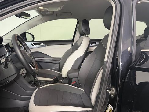 Used 2025 Volkswagen Taos SE image 18