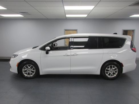 Used 2023 Chrysler Pacifica Touring-L FWD image 7