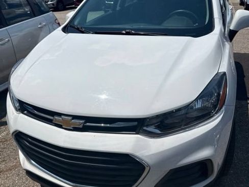 Used 2018 Chevrolet Trax LS FWD image 1