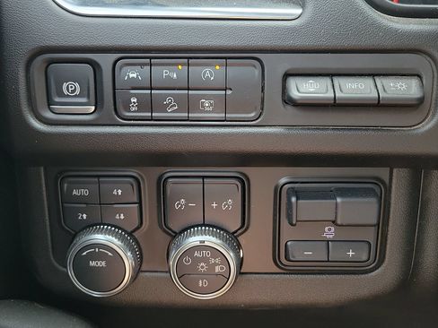 Used 2024 GMC Yukon AT4 w/ Technology Package AWD/4WD image 31