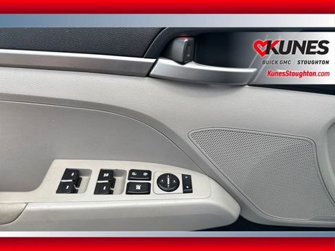 Used 2017 Hyundai Elantra SE FWD image 29