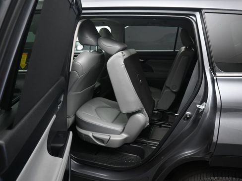 Used 2023 Toyota Highlander XLE FWD image 41