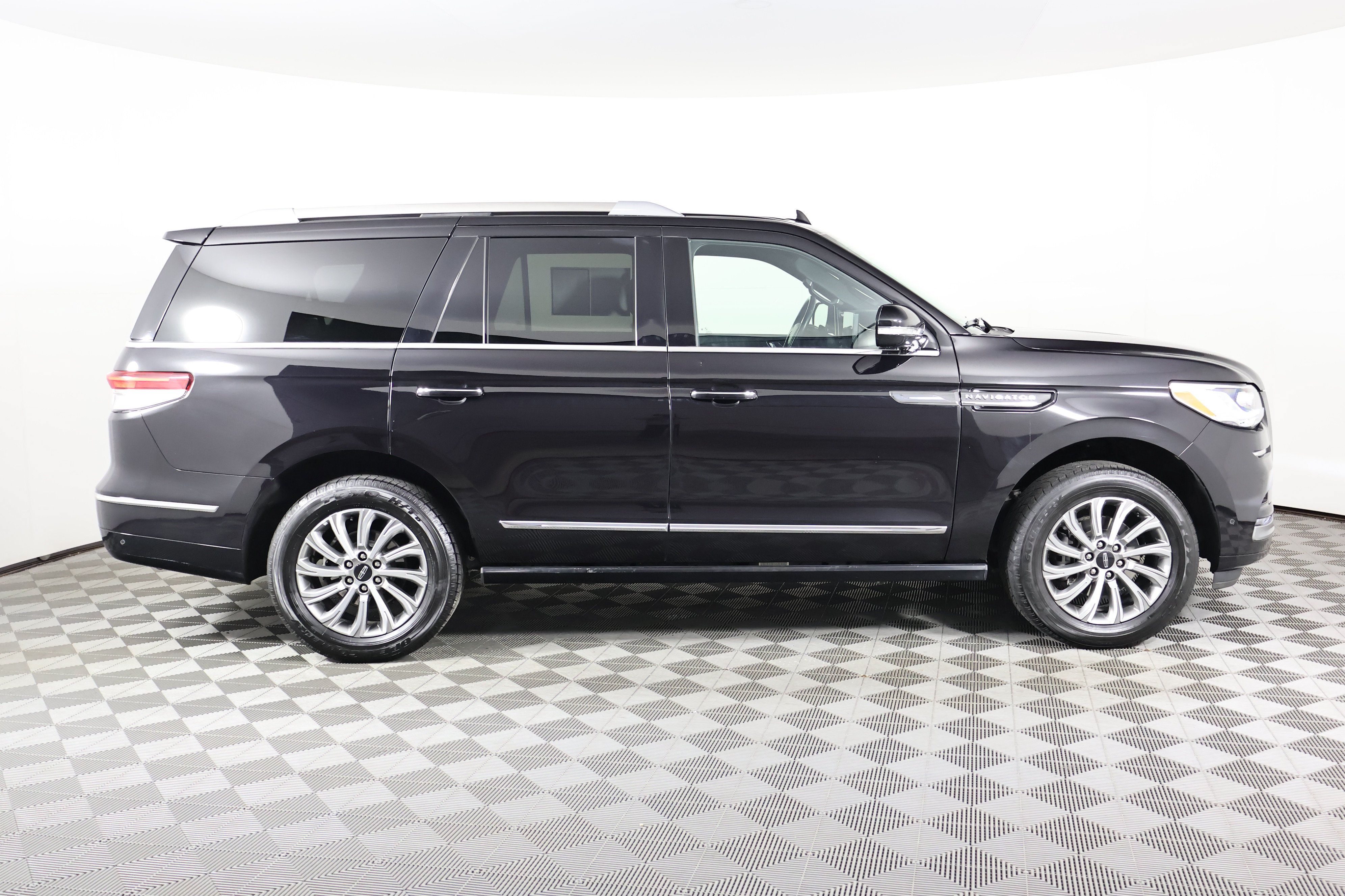 Used 2024 Lincoln Navigator Premiere AWD/4WD image 5
