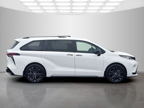 Used 2025 Toyota Sienna XSE w/ XSE Plus Package image 6