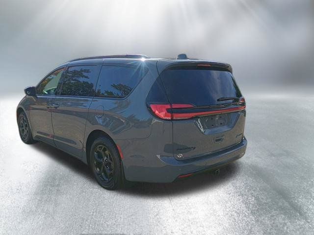 Used 2021 Chrysler Pacifica Limited w/ Uconnect Theater Family Group FWD image 3