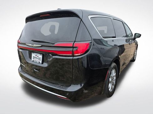 Used 2023 Chrysler Pacifica Touring-L FWD image 4