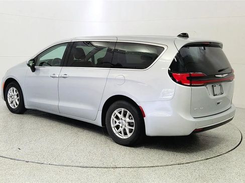 Used 2023 Chrysler Pacifica Touring-L FWD image 5
