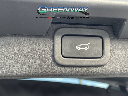 Used 2018 Land Rover Discovery HSE AWD/4WD image 9