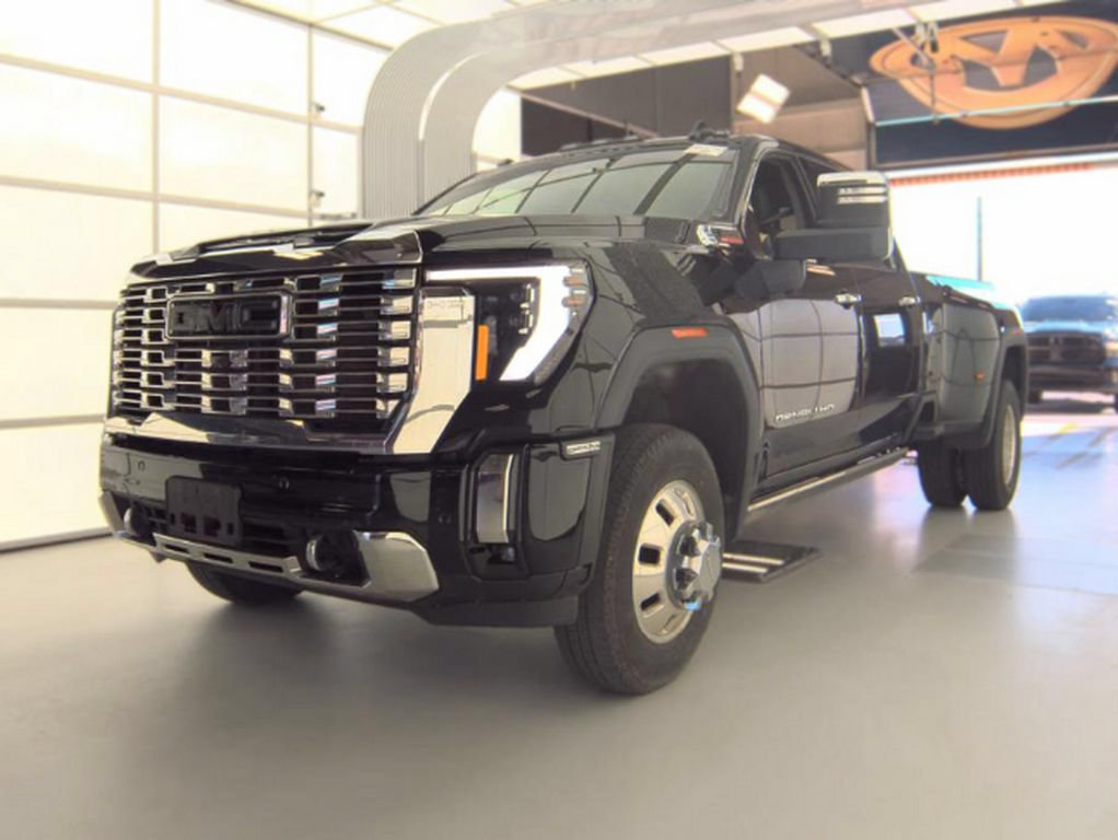 Used 2024 GMC Sierra 3500 Denali w/ Denali Reserve Package AWD/4WD image 2