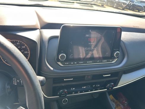 Used 2023 Nissan Rogue SV image 8