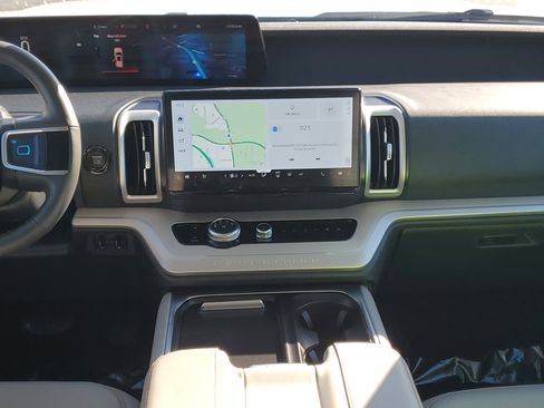 Certified 2025 Ford Expedition Active image 18