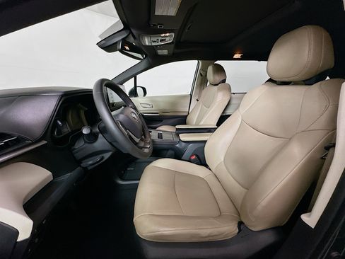 Used 2021 Toyota Sienna XLE FWD image 13