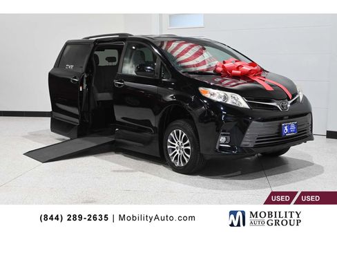 Used 2019 Toyota Sienna XLE FWD image 1