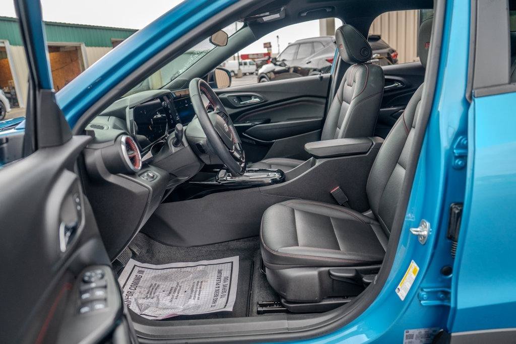 Used 2025 Chevrolet Trax RS w/ Sunroof Package FWD image 14