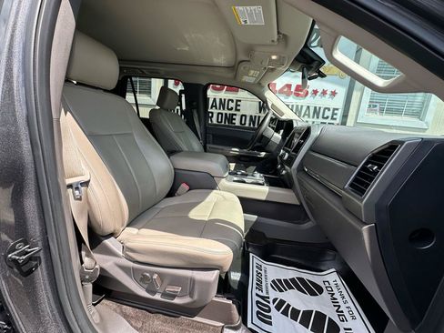 Used 2018 Ford Expedition XLT w/ Equipment Group 202A AWD/4WD image 31