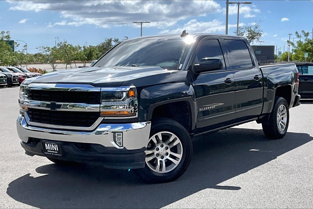 Used 2018 Chevrolet Silverado 1500 LT w/ LT Eassist Package AWD/4WD image 2