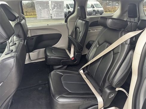 Certified 2024 Chrysler Pacifica Touring-L image 20