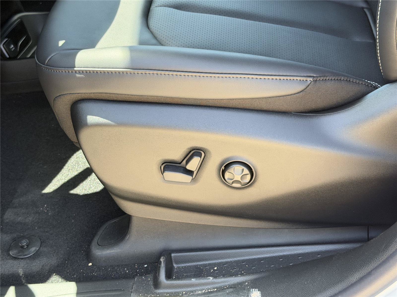 New 2027 Chrysler Pacifica Select FWD image 13