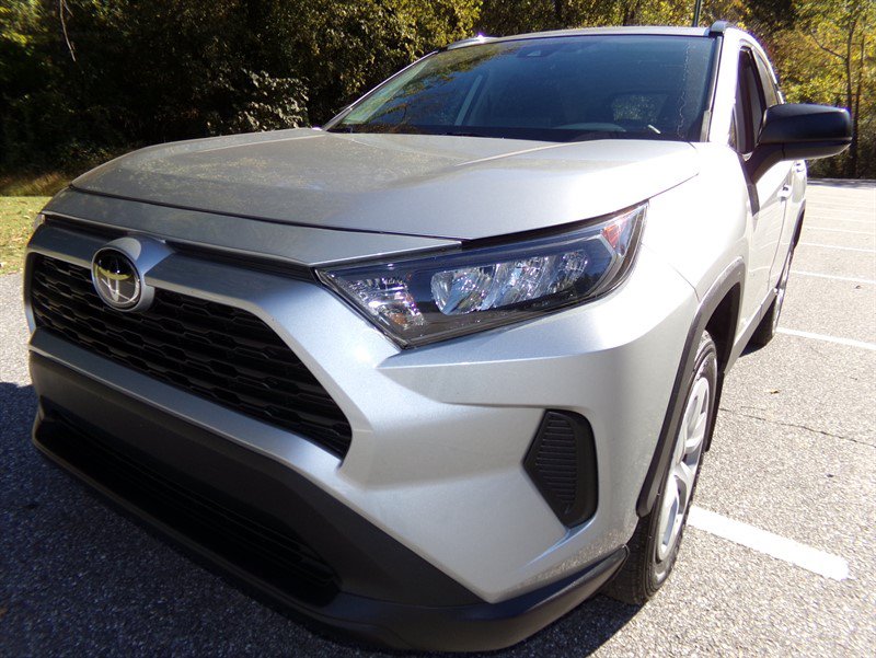 Used 2021 Toyota RAV4 LE AWD/4WD image 2