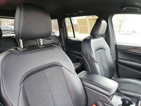 Used 2025 Jeep Grand Cherokee Altitude image 12