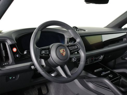 Certified 2025 Porsche Cayenne Coupe image 4