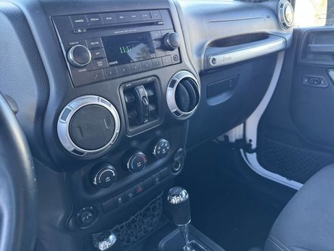 Used 2013 Jeep Wrangler Unlimited Rubicon AWD/4WD image 12