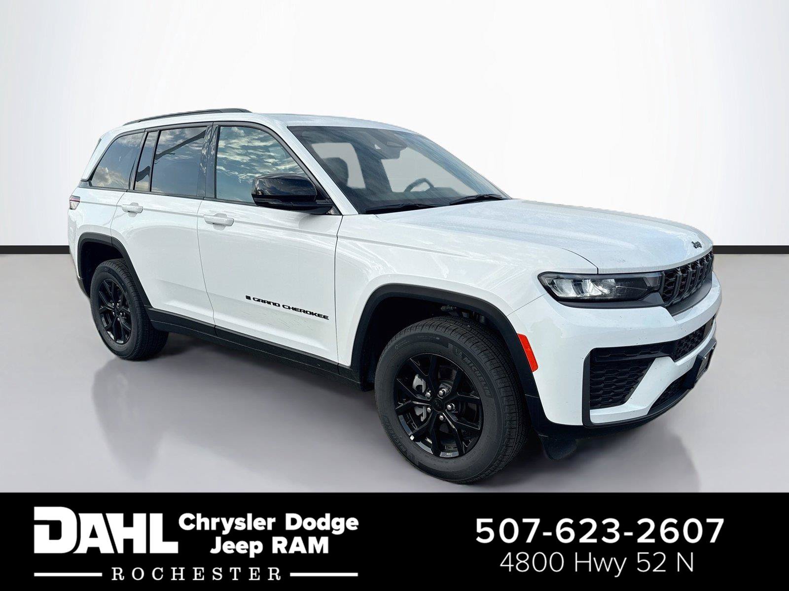 Used 2026 Jeep Grand Cherokee Altitude AWD/4WD image 1