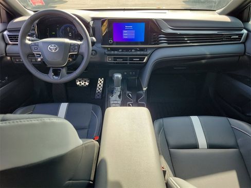 Used 2025 Toyota Camry SE image 13