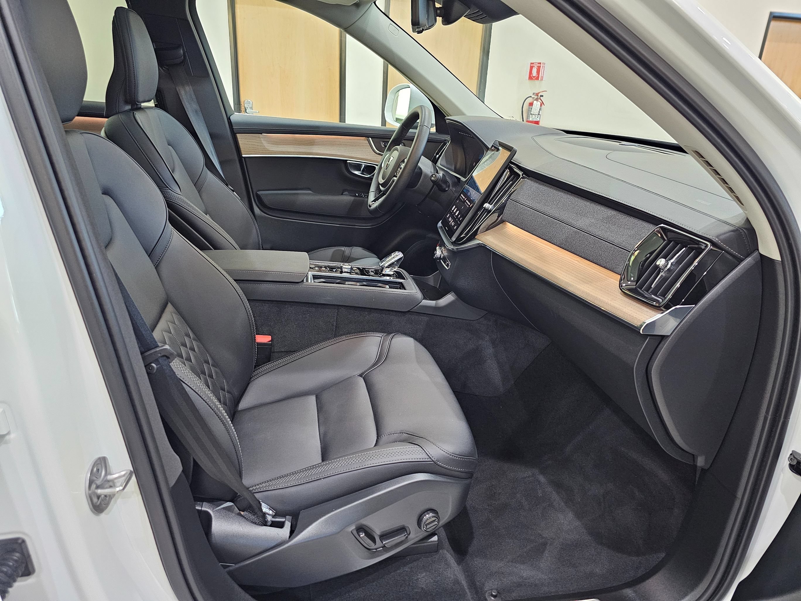 Used 2025 Volvo XC90 T8 Core w/ Climate Package AWD/4WD image 40